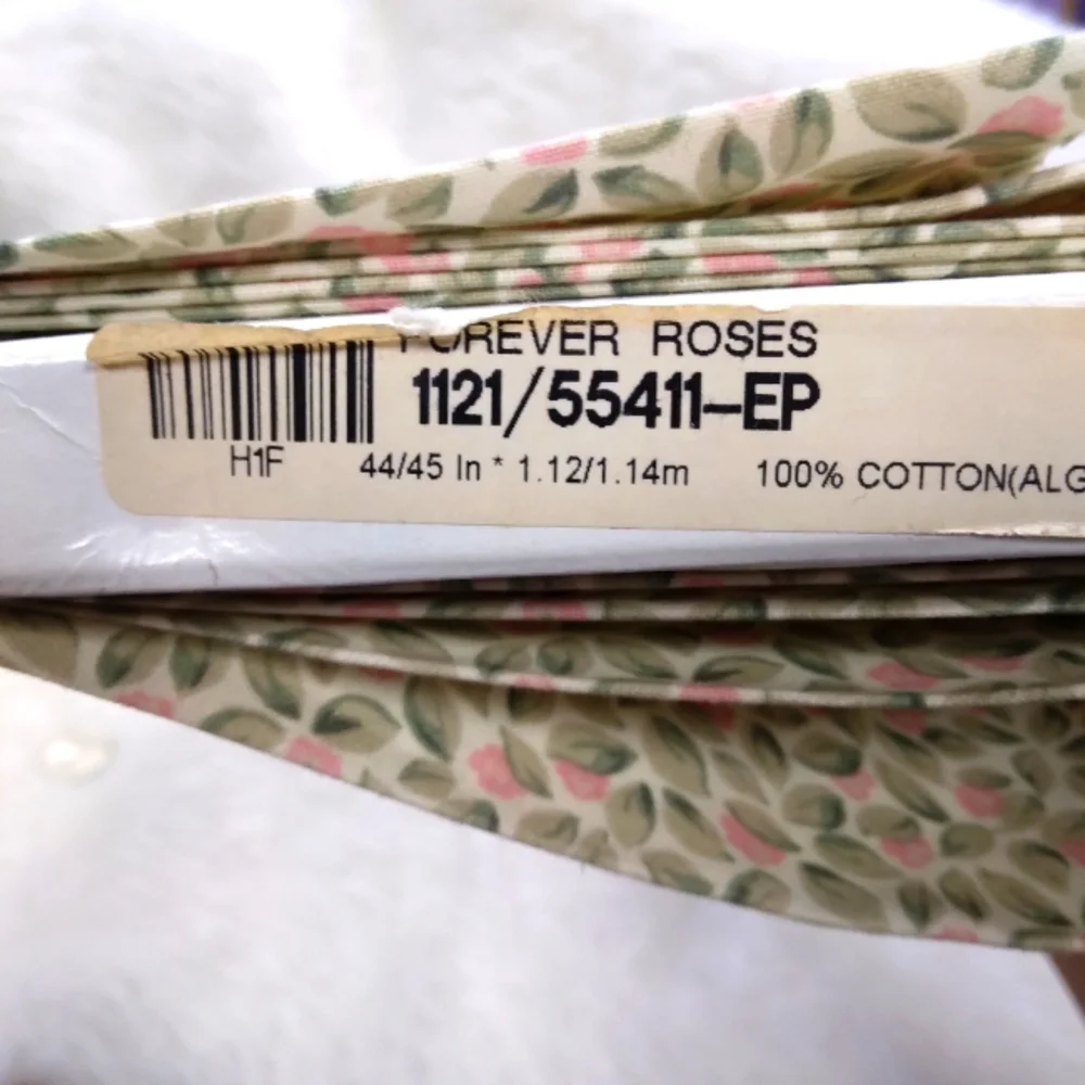 FABRIC VIP Forever Roses, Delicare Pink Rosebuds & Lt Sage Green Leaves On Cream
